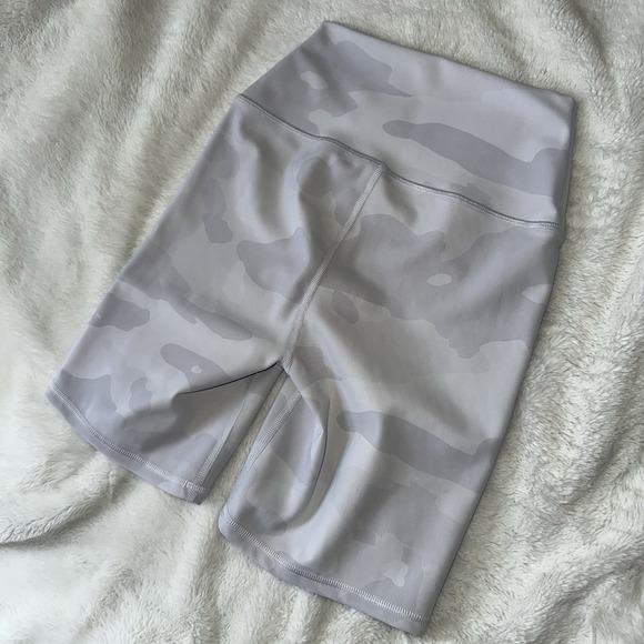 ALO Yoga White & Gray Camo Shorts Biker Vapor High Rise XS Performance 7.5"‎ Run - Picture 8 of 10